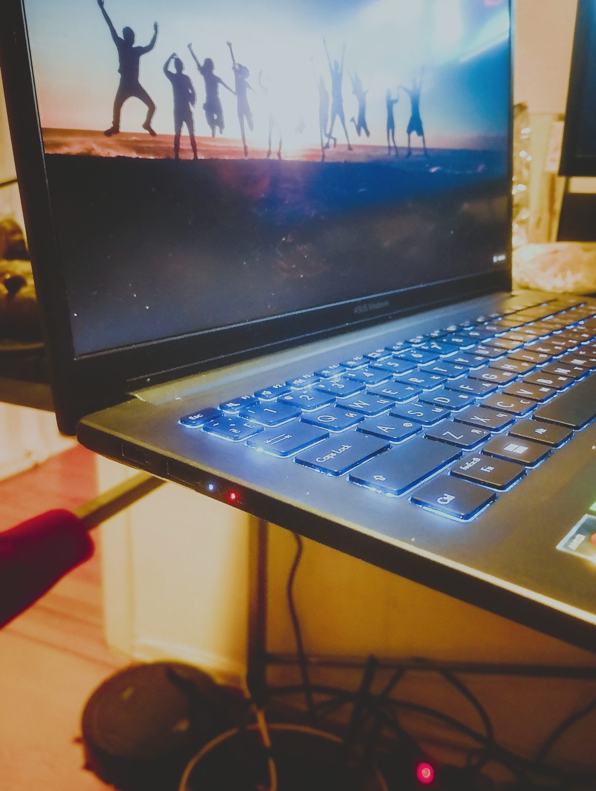 Ferdig reparert ASUS Vivobook Pro 15 som lader og kjører
