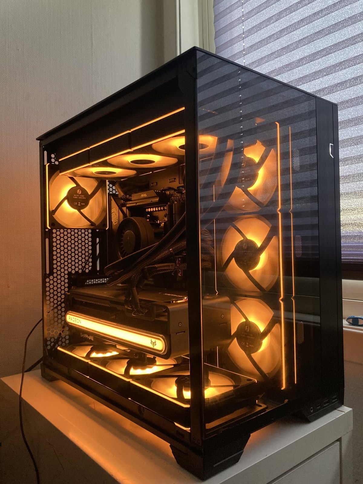 Ferdig gaming-PC med Sapphire Radeon-skjermkort og oransje belysning