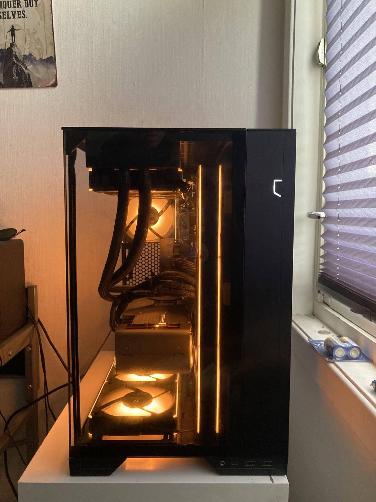 Gaming-PC sett fra siden med ryddige kabler bak hovedkortet