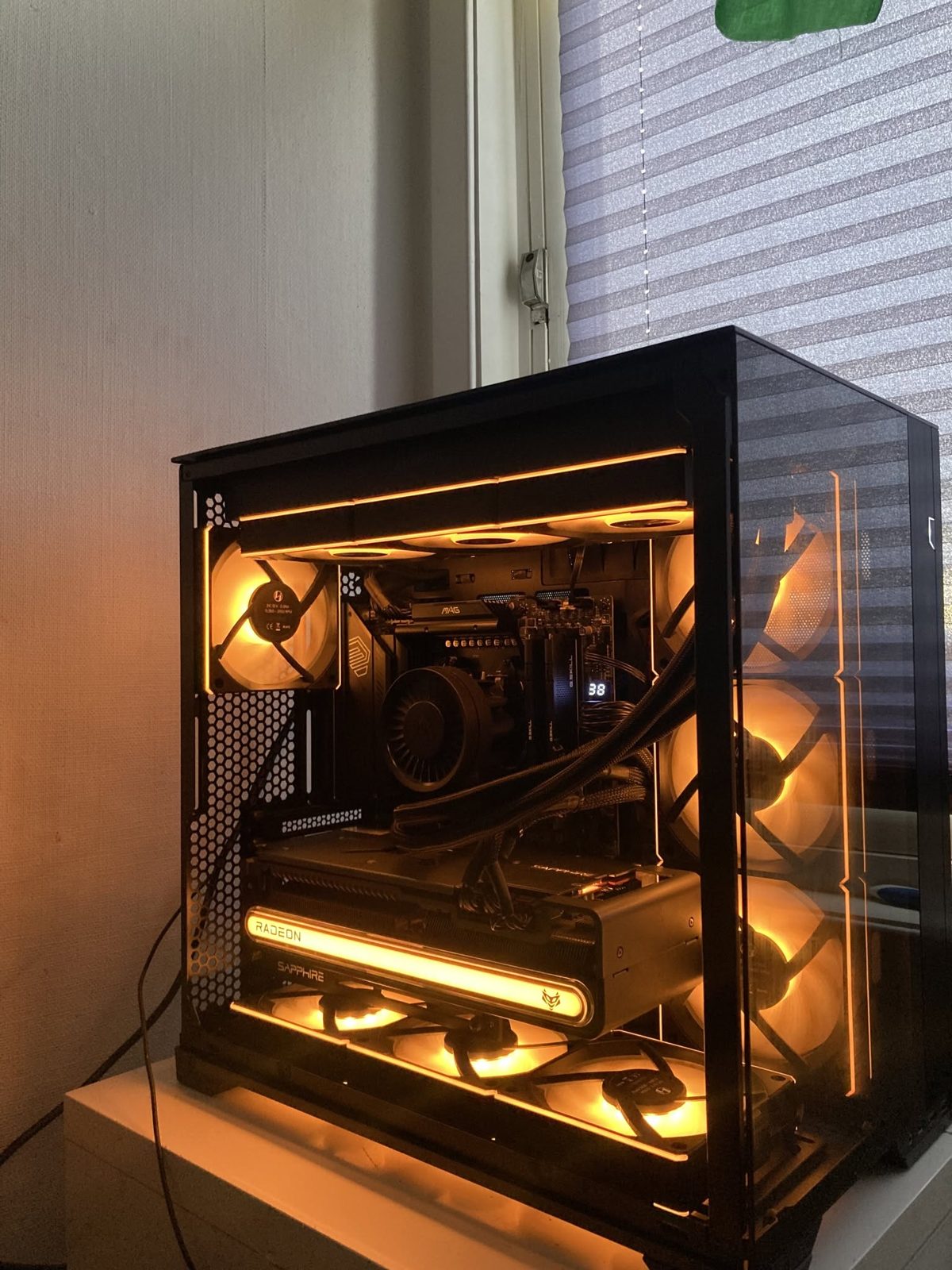 Gaming-PC sett skrått forfra med vannkjøling og trådløse Lian Li-vifter