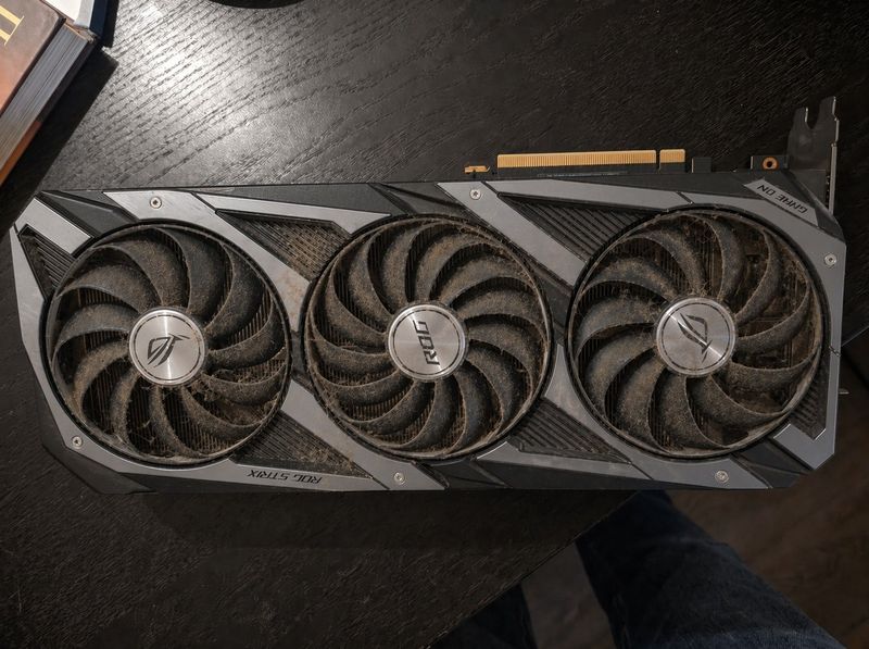 Kraftig støvfylt RTX 3080 Ti før rens
